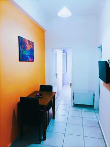 een eetkamer met een tafel en stoelen bij OINO APARTMENT in Corfu-stad