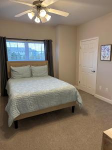 Ένα ή περισσότερα κρεβάτια σε δωμάτιο στο Lakeview 2 bed 2 bath condo