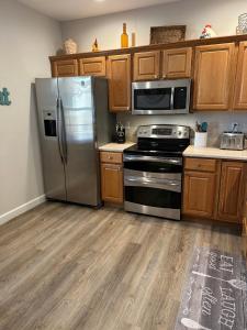 Η κουζίνα ή μικρή κουζίνα στο Lakeview 2 bed 2 bath condo +6 φωτογραφίες