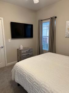 Μια τηλεόραση ή/και κέντρο ψυχαγωγίας στο Lakeview 2 bed 2 bath condo