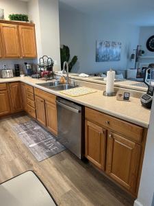 Η κουζίνα ή μικρή κουζίνα στο Lakeview 2 bed 2 bath condo