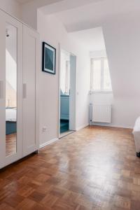 Habitación vacía con paredes blancas y suelo de madera. en Moderne 2 Zimmer Wohnung im Herzen von Karlsruhe 64m2 2 OG, en Karlsruhe