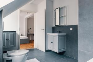 Un baño con un inodoro blanco y un lavabo. en Moderne 2 Zimmer Wohnung im Herzen von Karlsruhe 64m2 2 OG, en Karlsruhe