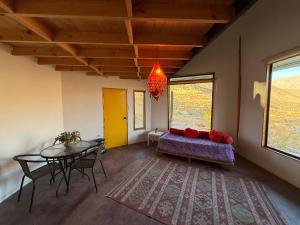 una sala de estar con un sofá y una mesa en Santuario Hexágono Mamalluca, en Vicuña 13 fotos más