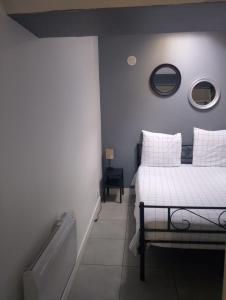 a bedroom with a bed and a bath tub at Magnifique Studios proche de Paris dans le Yvelines in Ecquevilly +46 photos