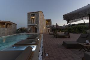 Bazén v ubytování Liokrina suites nebo v jeho okolí