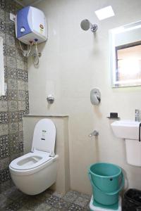 un baño con inodoro y lavabo en The Joie Luxury, en Pondicherry