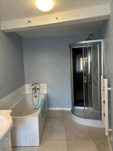 Koupelna v ubytování Spacious Village House in Ginoles with Garden + 18 fotografií