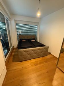 a bedroom with a bed in the middle of a room at Bennett Apartment in Vienna