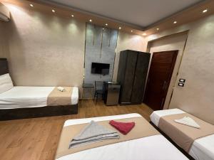 Un pat sau paturi într-o cameră la Stay Cairo-P Hotel