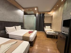 Un pat sau paturi într-o cameră la Stay Cairo-P Hotel