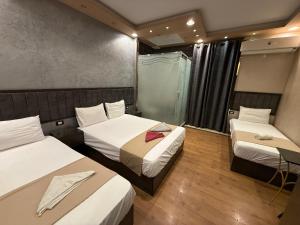 Un pat sau paturi într-o cameră la Stay Cairo-P Hotel