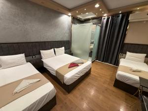Un pat sau paturi într-o cameră la Stay Cairo-P Hotel