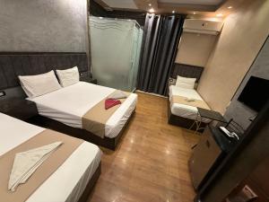 Un pat sau paturi într-o cameră la Stay Cairo-P Hotel +5 fotografii