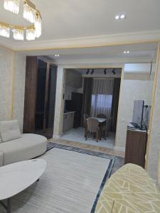 un soggiorno con un divano e un tavolo di Prestige Apartament a Tashkent Altre 20 foto