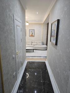 un corridoio con un soggiorno con un divano di Prestige Apartament a Tashkent