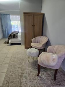 Posezení v ubytování Glow Levels Guest House