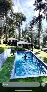 La pileta dentro o cerca de Ayur Mount Pool Resort