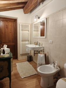 een badkamer met een wastafel en een toilet bij Cottage La Dolce Agogia Panicale in Panicale +88 foto's