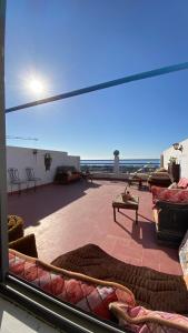 vistas a un patio con vistas al océano en Gypsy Surf Maroc Hostel, en Tamraght Ouzdar 4 fotos más