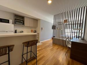 a kitchen and dining room with a table and chairs at Apartamento para 2 personas in Buenos Aires +2 photos