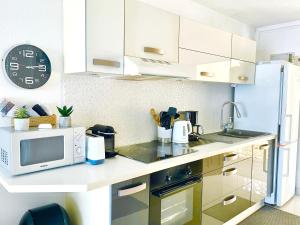 Η κουζίνα ή μικρή κουζίνα στο Excellence Suites Orient Beach Oceanview King-Size Beach Pool Parking