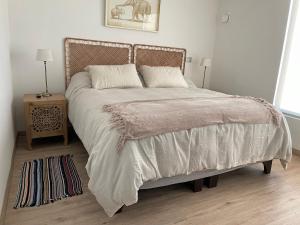 Giường trong phòng chung tại Cozy and New! Walk to the beach +19 ảnh