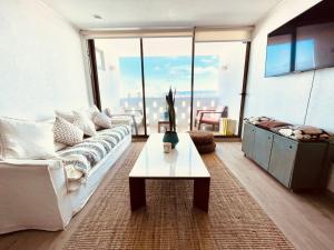 Khu vực ghế ngồi tại Cozy and New! Walk to the beach