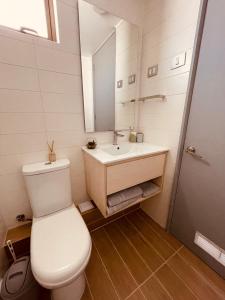 Phòng tắm tại Cozy and New! Walk to the beach