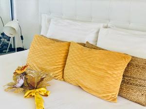 Ένα ή περισσότερα κρεβάτια σε δωμάτιο στο Excellence Suites Orient Beach Oceanview King-Size Beach Pool Parking