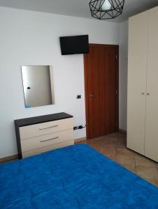 Roero House في Canove: غرفة نوم بسرير وخزانة ومرآة