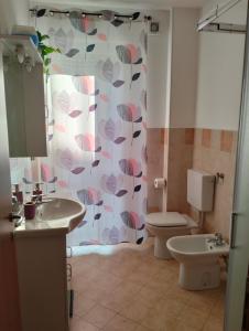 Roero House في Canove: حمام مع مرحاض وستارة دش