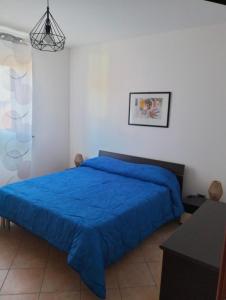 Roero House في Canove: غرفة نوم مع سرير وبطانية زرقاء