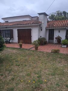 une maison blanche avec une terrasse couverte et une cour dans l'établissement Amore Mio, à Salinas