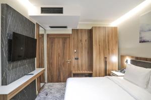 Μια τηλεόραση ή/και κέντρο ψυχαγωγίας στο Hotel Gallery Thermo Mineral & Spa