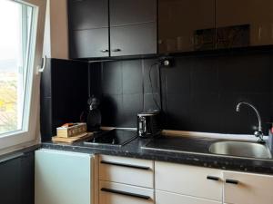 Η κουζίνα ή μικρή κουζίνα στο Black & White, Rezerva acum garsoniera cozy, cafea Lavazza, balcon, priveliște spre munte, saltea premium, fotoliu puf +12 φωτογραφίες