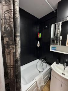 Ένα μπάνιο στο Black & White, Rezerva acum garsoniera cozy, cafea Lavazza, balcon, priveliște spre munte, saltea premium, fotoliu puf