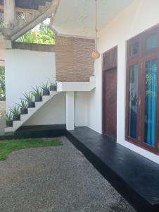 een huis met een trap en een deur bij Aborigines vila 