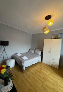 Ένα ή περισσότερα κρεβάτια σε δωμάτιο στο Black & White, Rezerva acum garsoniera cozy, cafea Lavazza, balcon, priveliște spre munte, saltea premium, fotoliu puf