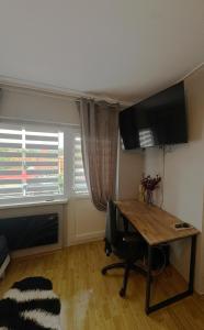 Μια τηλεόραση ή/και κέντρο ψυχαγωγίας στο Black & White, Rezerva acum garsoniera cozy, cafea Lavazza, balcon, priveliște spre munte, saltea premium, fotoliu puf