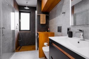 Ένα μπάνιο στο Golden Apartament Saranda +50 φωτογραφίες