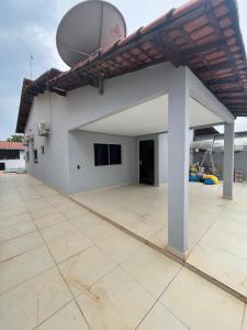 een groot terras met een basketbalring bovenop een gebouw bij Impera House Casa com piscina in Imperatriz