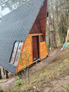a small house with a metal roof at Refugios de Altaguita in Suesca