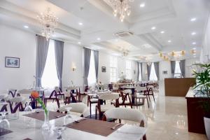 En restaurant eller et andet spisested på Saka Ombilin Heritage Hotel