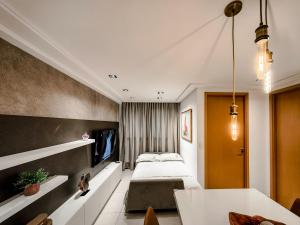 若昂佩索阿Cobertura com jacuzzi a 130m da praia de Tambaú的一间带床和桌子的酒店房间 更多69张照片