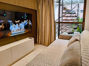 若昂佩索阿Cobertura com jacuzzi a 130m da praia de Tambaú的配有沙发和平板电视的客厅