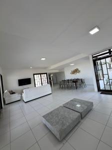 Μια τηλεόραση ή/και κέντρο ψυχαγωγίας στο Casa Refúgio do Mar - Pé na areia