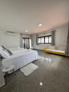 Ένα ή περισσότερα κρεβάτια σε δωμάτιο στο Casa Refúgio do Mar - Pé na areia