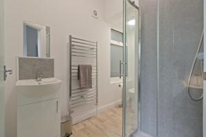 Ένα μπάνιο στο Chesterfield 2 Bed Apt - Sleeps 5 - Ideal for Workers - Hosted by StayHostSave