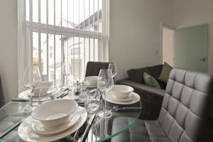 Χώρος καθιστικού στο Chesterfield 2 Bed Apt - Sleeps 5 - Ideal for Workers - Hosted by StayHostSave +47 φωτογραφίες